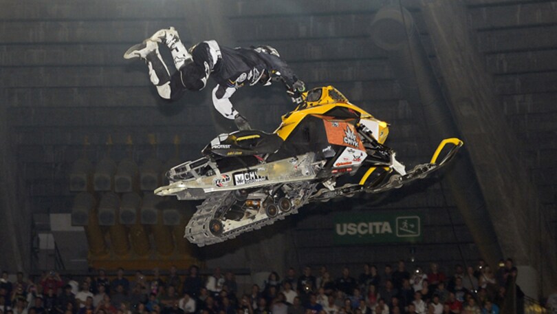 Notte di fuoco al Mandela Forum