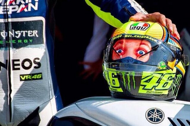 Rossi si guarda le spalle