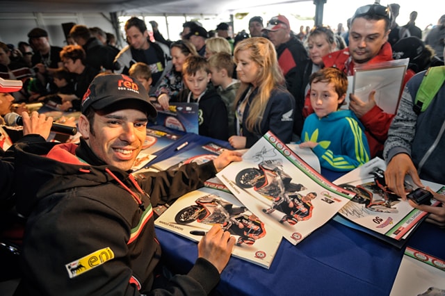 SBK. Nel giovedì pre Imola i piloti giocano a calcio