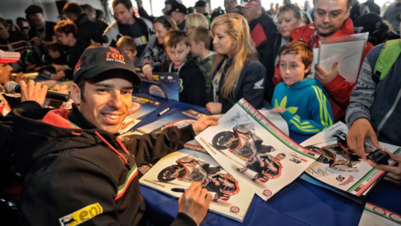 SBK. Nel giovedì pre Imola i piloti giocano a calcio