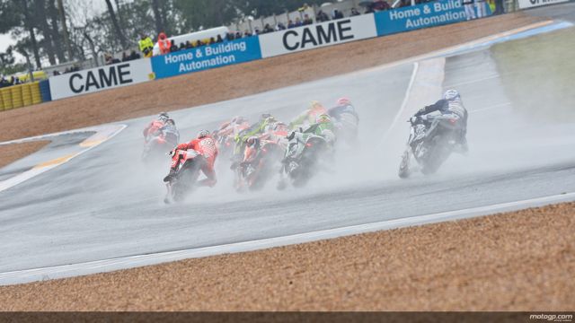 Gara bagnata in MotoGP: si cambia