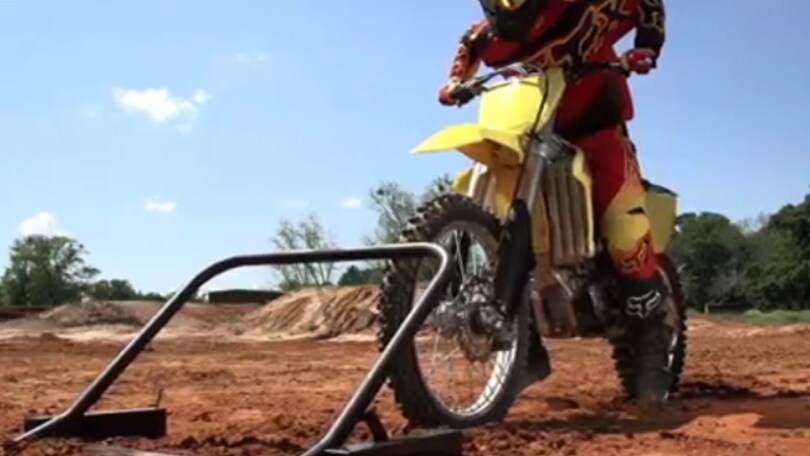 Richy Carmichael prova la Suzuki RM-Z450 2015