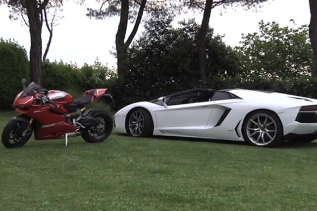 Lamborghini Aventador Roadster contro Ducati 1199 Panigale R