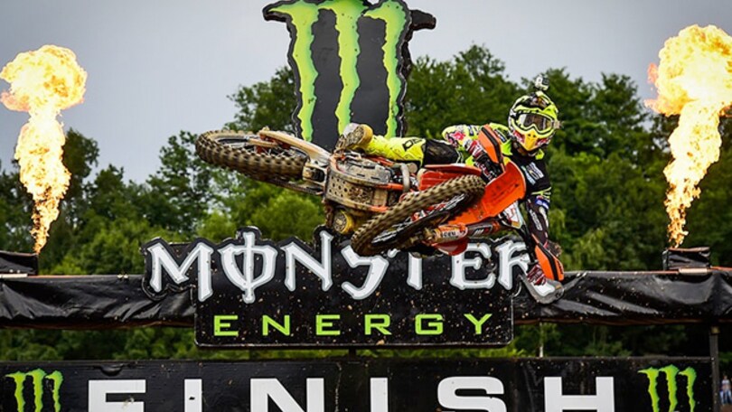 Tony Cairoli batte Vale Rossi