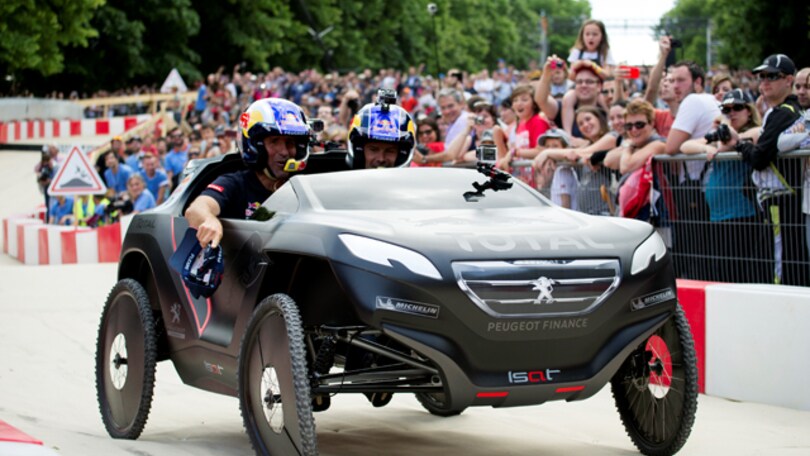 Despres e Peterhansel sfidano... Batman e il Joker, la Famiglia Addams