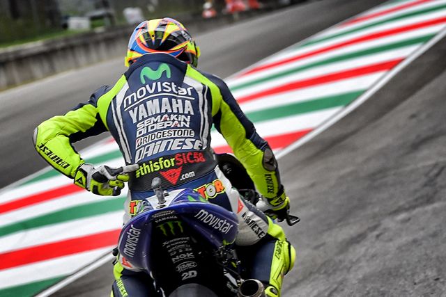  La tuta di Rossi al Mugello dedicata al SIC all'asta per beneficenza