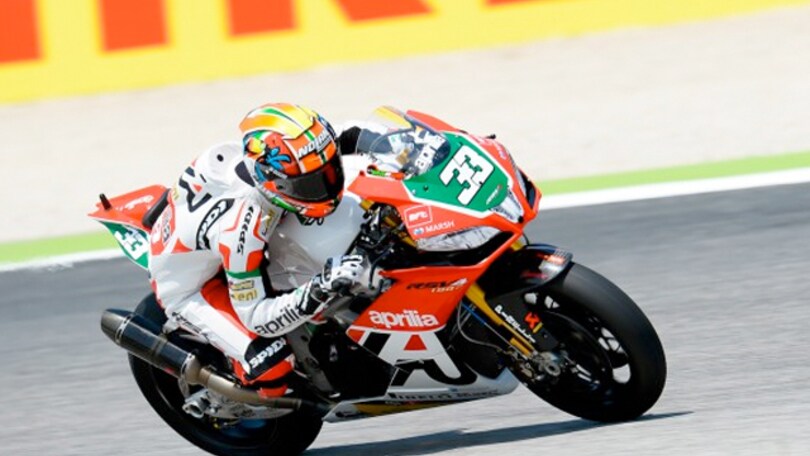 Marco Melandri su una moto d'acqua