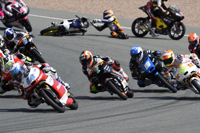 Moto3: cadono Schouten e Deroue, e i due vengono addirittura alle mani!
