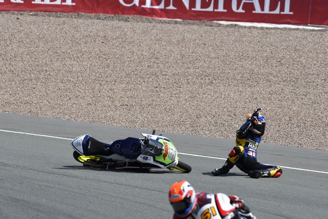 Moto3: cadono Schouten e Deroue, e i due vengono addirittura alle mani!