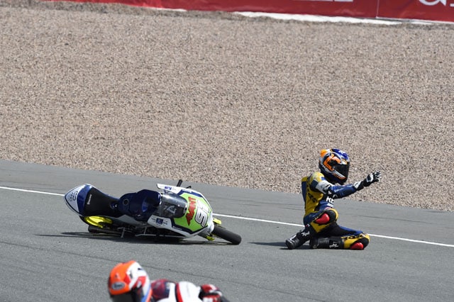 Moto3: cadono Schouten e Deroue, e i due vengono addirittura alle mani!