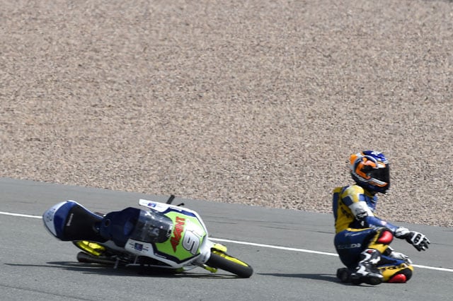 Moto3: cadono Schouten e Deroue, e i due vengono addirittura alle mani!