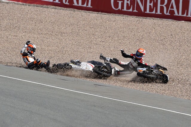 Moto3: cadono Schouten e Deroue, e i due vengono addirittura alle mani!