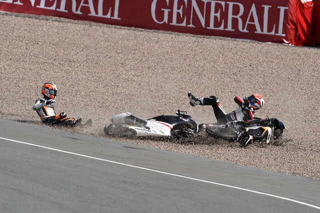 Moto3: cadono Schouten e Deroue, e i due vengono addirittura alle mani!