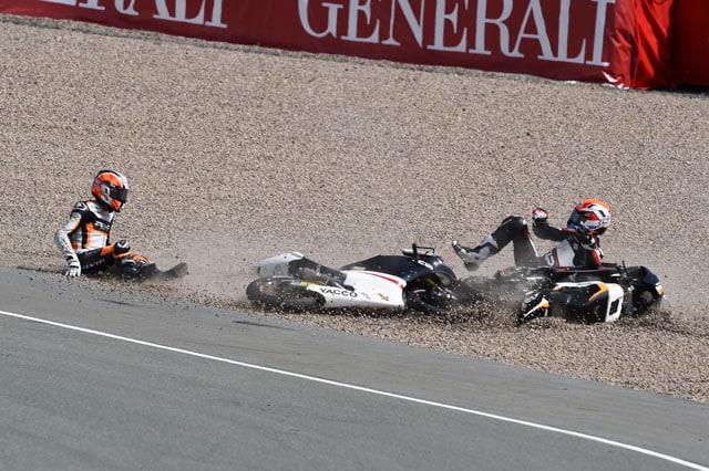Moto3: cadono Schouten e Deroue, e i due vengono addirittura alle mani!