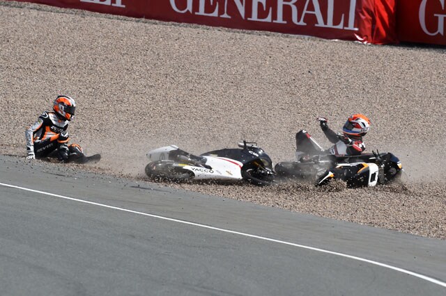 Moto3: cadono Schouten e Deroue, e i due vengono addirittura alle mani!