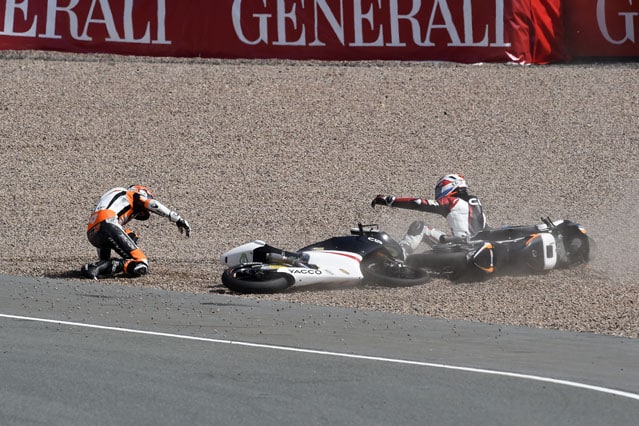 Moto3: cadono Schouten e Deroue, e i due vengono addirittura alle mani!