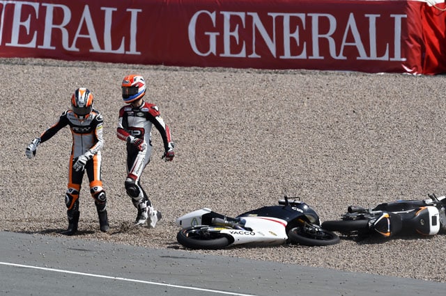 Moto3: cadono Schouten e Deroue, e i due vengono addirittura alle mani!