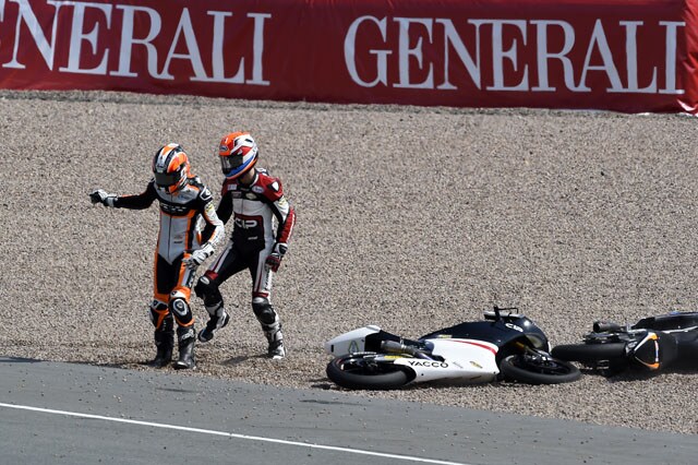 Moto3: cadono Schouten e Deroue, e i due vengono addirittura alle mani!
