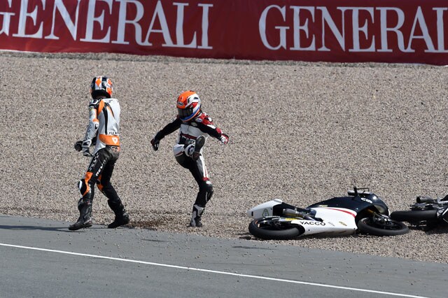 Moto3: cadono Schouten e Deroue, e i due vengono addirittura alle mani!