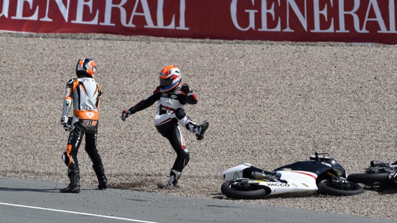 Moto3: cadono Schouten e Deroue, e i due vengono addirittura alle mani!