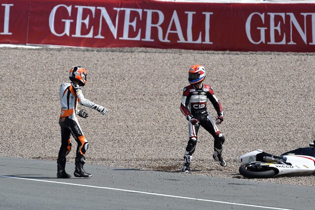 Moto3: cadono Schouten e Deroue, e i due vengono addirittura alle mani!