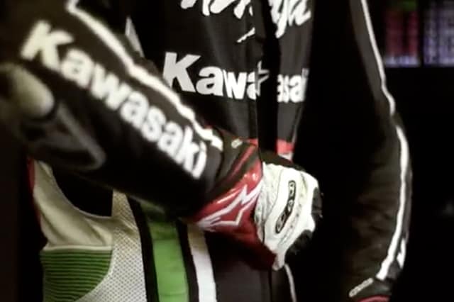 Il Team Kawasaki SBK al lavoro. In pista e ai box