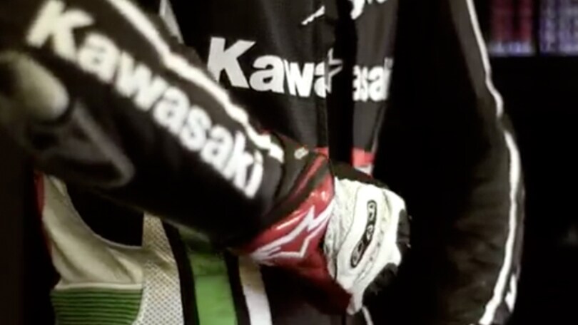 Il Team Kawasaki SBK al lavoro. In pista e ai box