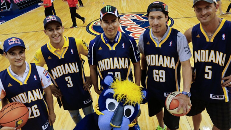 I piloti della MotoGp giocano a basket a Indy