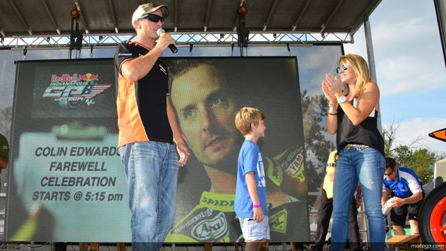 I piloti della MotoGP celebrano Edwards