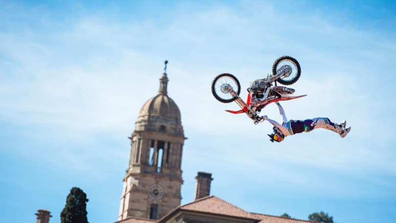 Freestyle, Sheehan salta alto negli X-Fighters in Africa