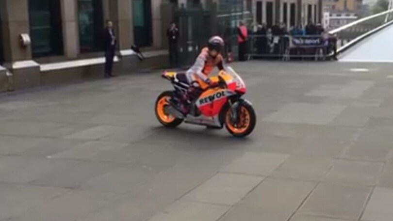 Marquez attraversa il Millennium Bridge