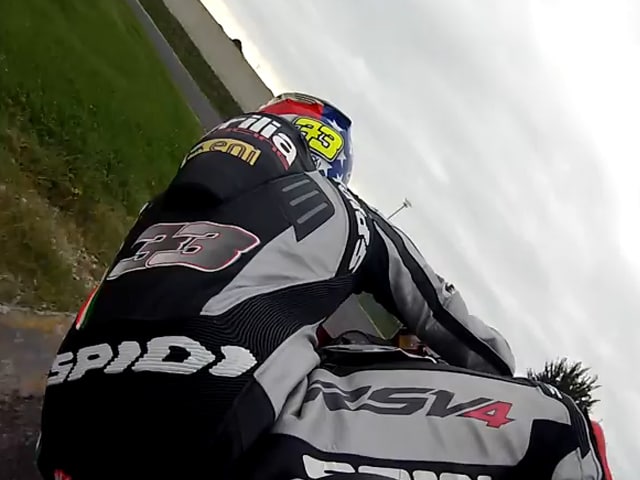 Marco Melandri sull'Aprilia RSV4 stradale a Castelletto