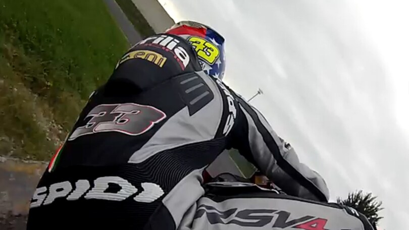 Marco Melandri sull'Aprilia RSV4 stradale a Castelletto