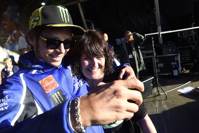 2150 euro per un selfie con Valentino Rossi