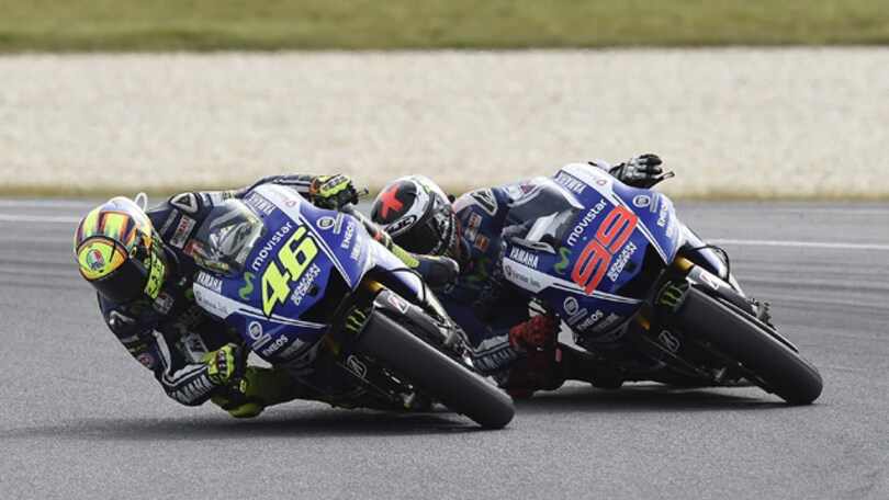 Rossi-Lorenzo, la fotogallery dei sorpassi
