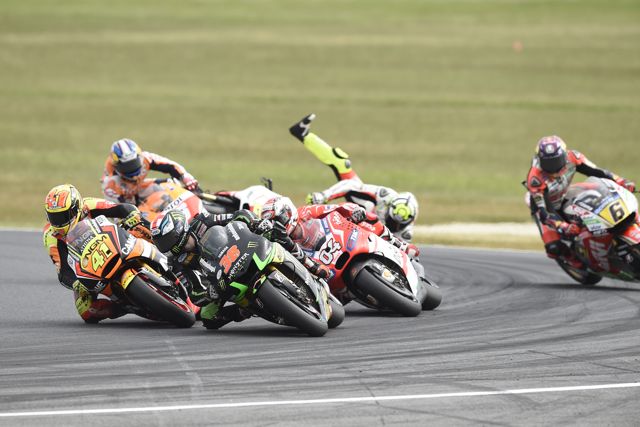 Iannone penalizzato per il contatto con Pedrosa