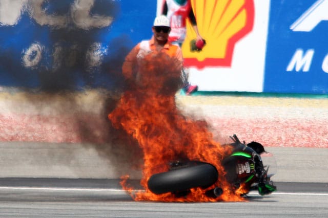 MotoGP Malesia, la moto di Espargarò prende fuoco!