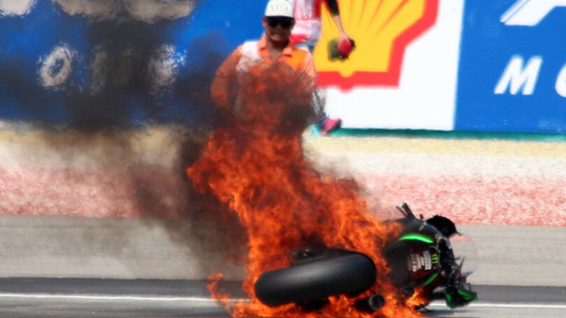 MotoGP Malesia, la moto di Espargarò prende fuoco!