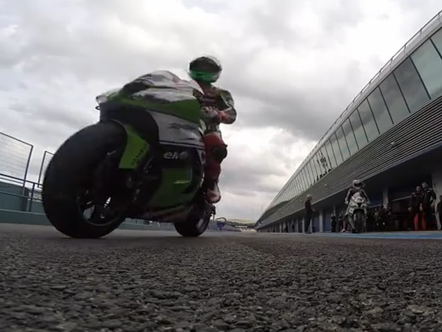 Video spettacolare: un giro in sella con Sykes, Baz e Salom