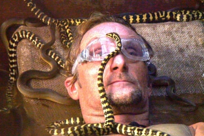 Fogarty dorme coi serpenti e... mangia pene di cammello