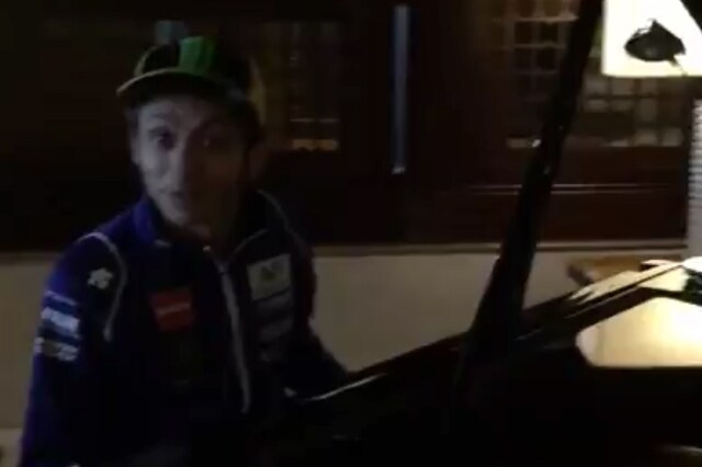 MotoGP: Rossi, che pianista!