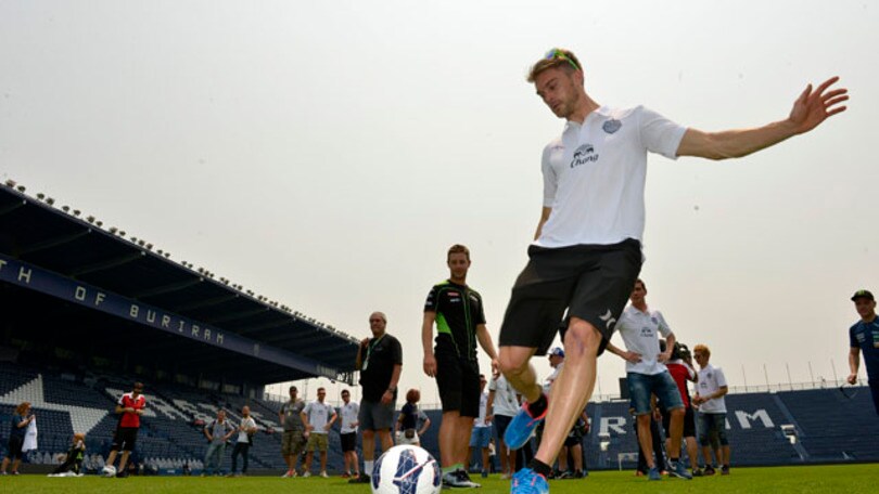 Superbike, in Thailandia i piloti diventano calciatori!