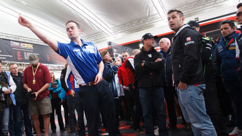 Superbike Olanda, gara di freccette nel paddock