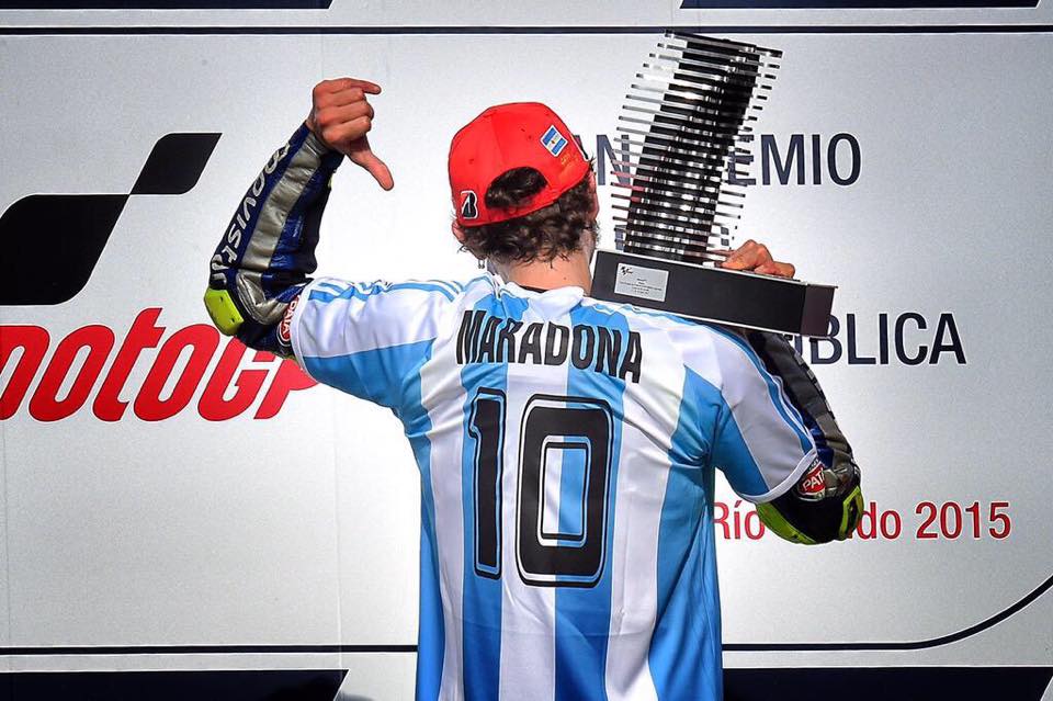 Maradona: “Grazie mille, Valentino”