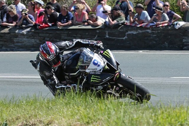 TT 2015, Hutchy fa il tris e sbanca la Supersport