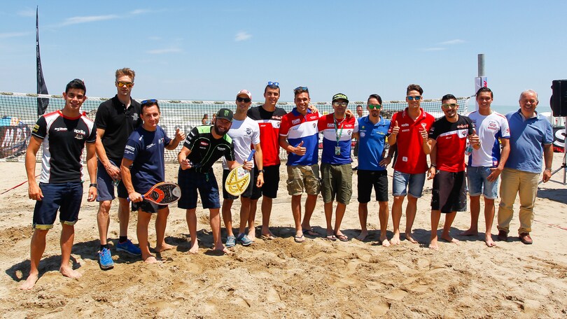 Superbike Misano, piloti in spiaggia, Stoner nei box