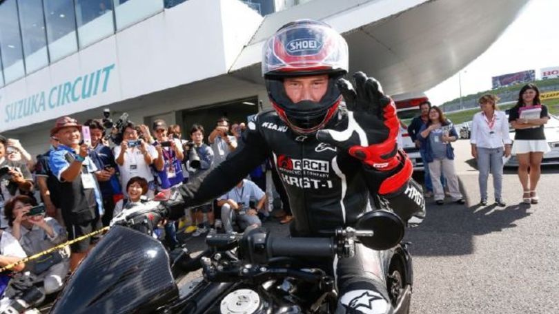 Keanu Reeves scende in pista