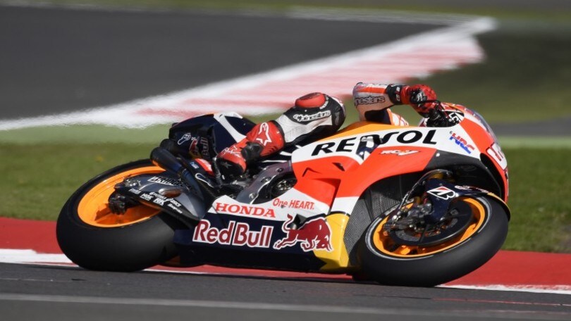 MotoGP Silverstone, Lorenzo davanti nelle libere. Le immagini