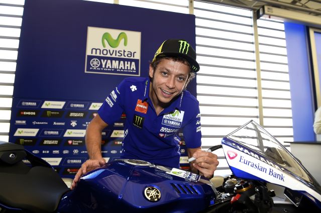 Una R1 autografata da Rossi all'asta per gotita onlus