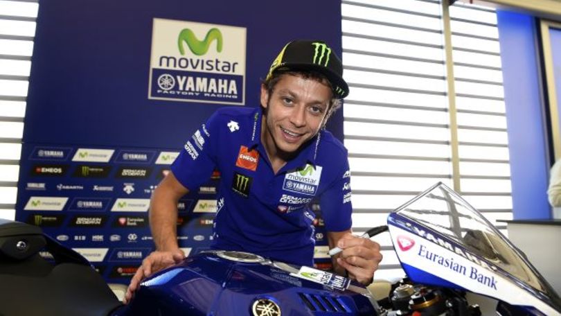 Una R1 autografata da Rossi all'asta per gotita onlus